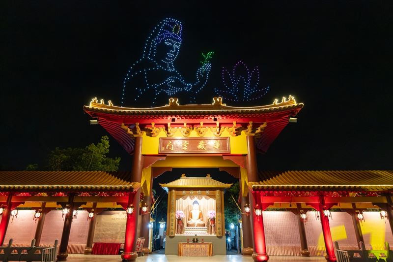 萬人仰望夜空！2026佛光山煙火燈光秀登場震撼全世界，600架無人機緩緩升空排成宗教意象，美到逼哭全網。（圖／攝影師TED陳泰瑋提供）