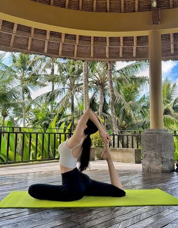 李雅英旅遊中穿著瑜珈服,做出高難度的後彎伸展。(圖/翻攝自IG @yyyoungggggg)