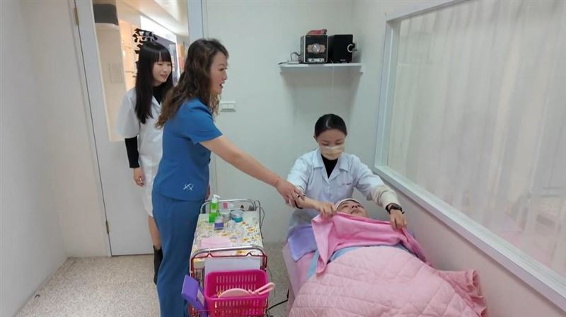 督導徐以穎的兩個女兒也隨著媽媽，進愛妮雅工作。（圖／記者葉凌凡攝）