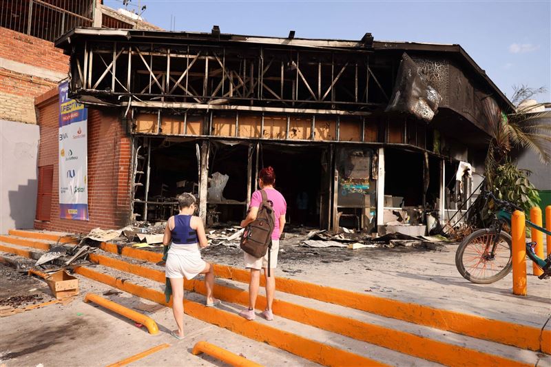 度假城市「巴亞爾塔港」，一家店慘遭縱火焚毀。（圖／翻攝自X平台 @ELDEBATE）