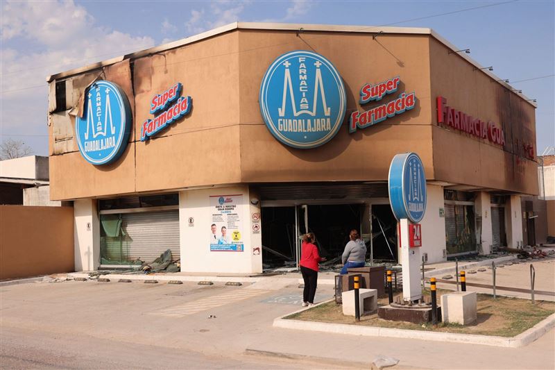 度假城市「巴亞爾塔港」遭掠奪焚毀的店家。（圖／翻攝自X平台 @ELDEBATE）