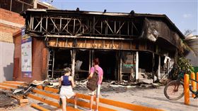 度假城市「巴亞爾塔港」，一家店慘遭縱火焚毀。（圖／翻攝自X平台 @ELDEBATE）