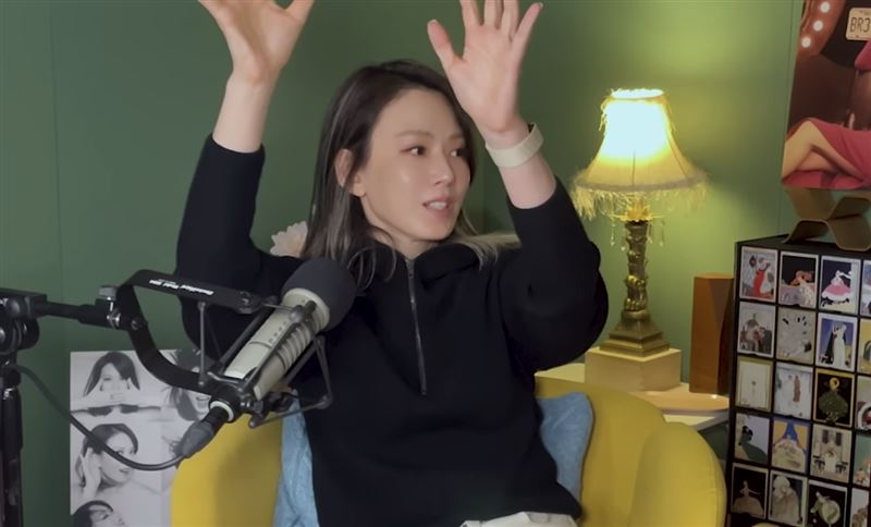 Melody在節目中為自己的爭議道歉。（圖／翻攝自 Melody姐妹悄悄話 YouTube)