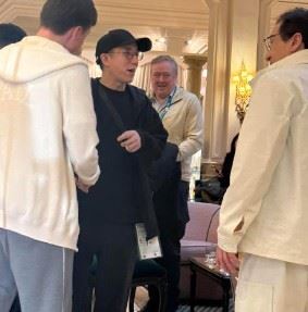 近日父子倆在義大利米蘭的活動中同框，溫馨互動被網友捕捉。（圖／翻攝自JC_复方为布霉素电影十二生肖微博）