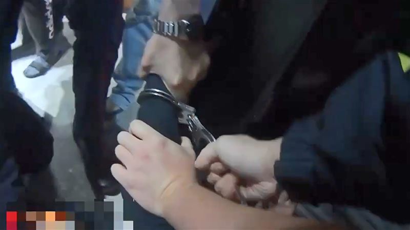 黃男被警方上銬逮捕。（圖／翻攝畫面）