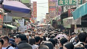 鹿港老街春節湧人潮（1）彰化縣鹿港老街春節期間湧入大批走春人潮，20日街道擠得幾乎水洩不通。中央社記者鄭維真攝　115年2月20日
