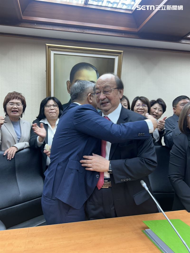 確定接棒民進黨團總召，蔡其昌擁抱柯建銘。（圖／民進黨團提供）