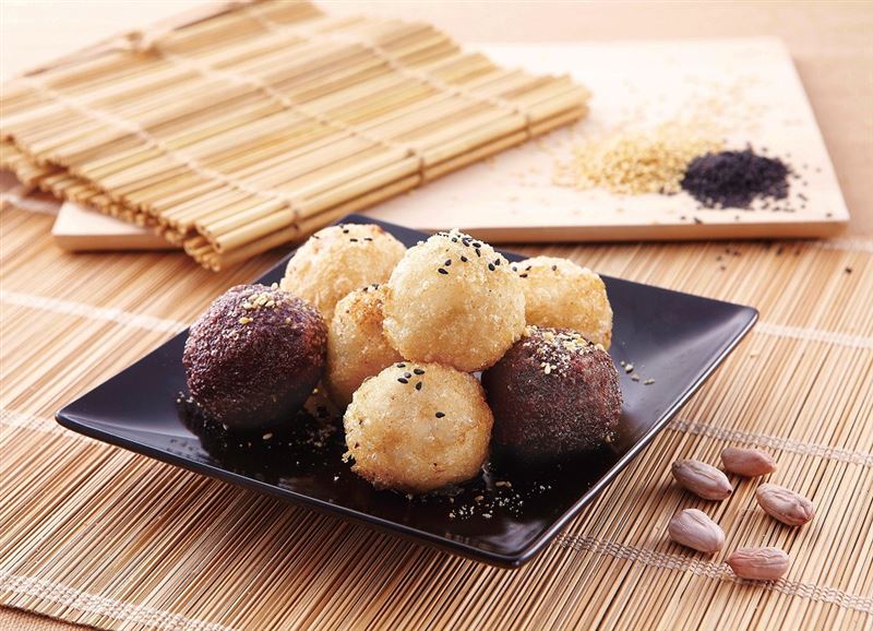 炸元宵外酥內軟，新東陽現炸現吃最美味。（圖／品牌業者提供）