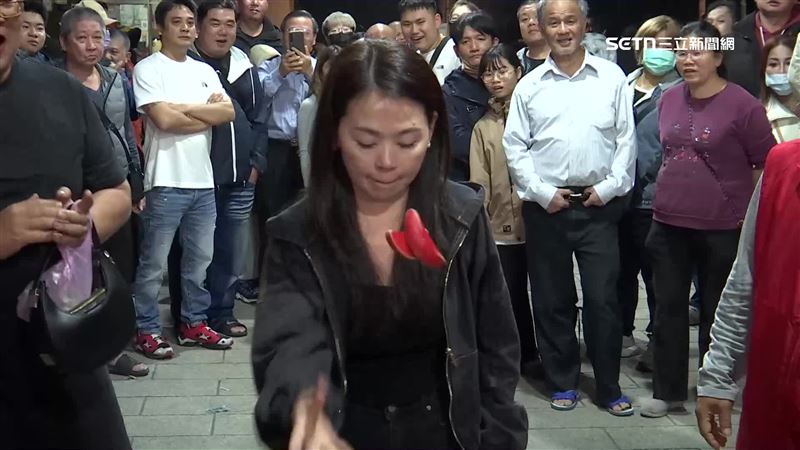 劉小姐幸運連擲7個聖筊，成為頭獎得主