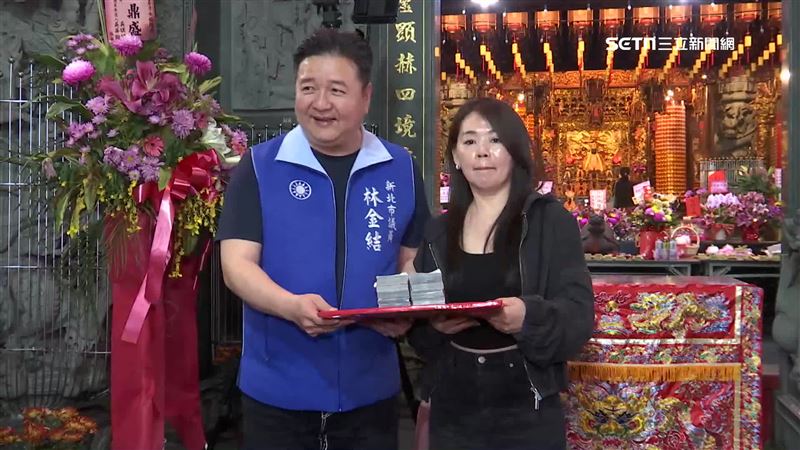 劉小姐參加擲筊大賽，最終以7個聖筊的成績，獲得頭獎100萬現金