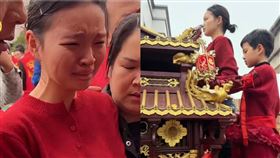 傳出媽祖出巡爆14歲女乩童遭換，富商砸200萬換兒子上，結果連8怒杯、神轎抬不動。（圖／翻攝自微博）