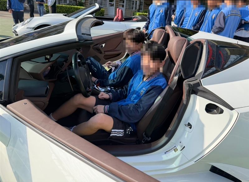 師生們近距離感受破億超跑，開心合照。（圖／校方提供）