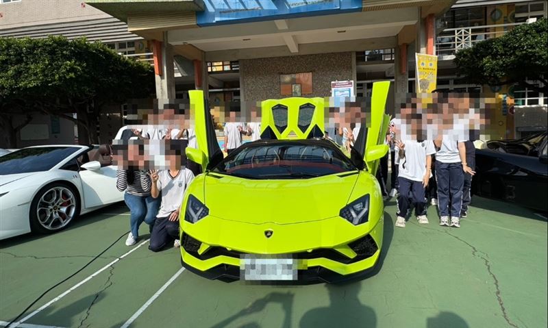 全拓工業董事長吳崇讓出動5輛超跑收藏，給學弟妹們難忘的開學禮。（圖／校方提供）