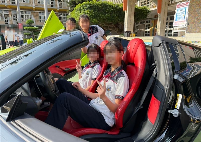 師生們近距離感受破億超跑，開心合照。（圖／校方提供）