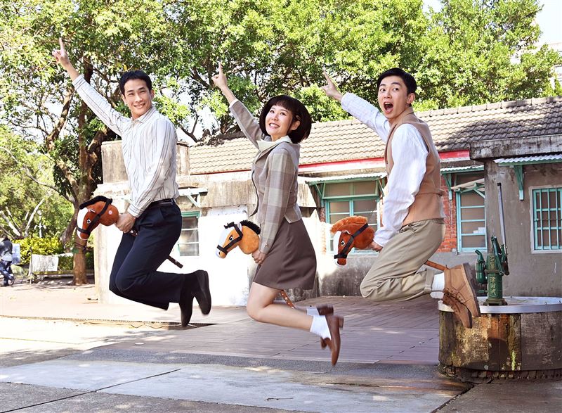 盧彥澤(左起)何宜珊及陳玹宇祝福觀眾馬上有錢、馬上幸福。(圖/台視提供)