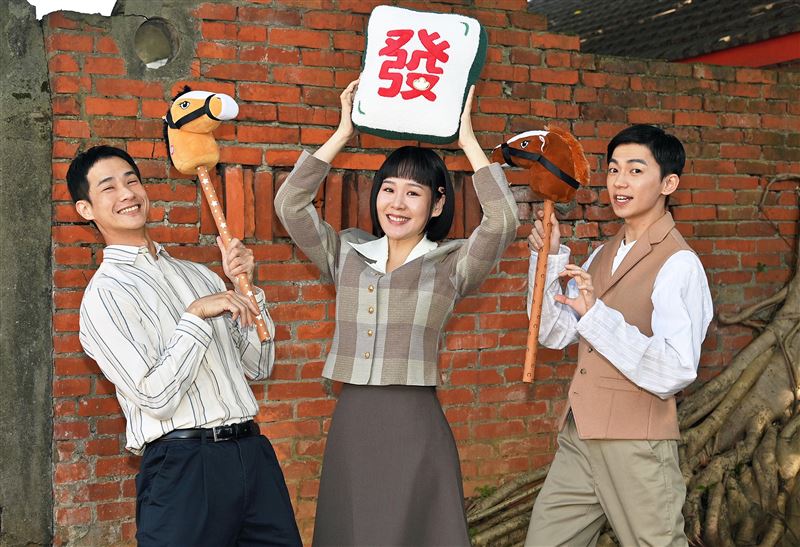 盧彥澤、何宜珊與陳玹宇手拿馬頭與「發」字抱枕向觀眾拜年。(圖/台視提供)