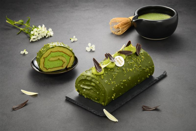 獨有華麗造型入口即化，亞尼克宇治抹茶脆皮巧克力生乳捲，售價799元。（圖／品牌業者提供）