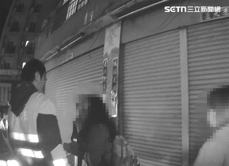 初三深夜，邱女與家人到彩券行試手氣，刮出20萬大獎，報警請求護鈔。（圖／翻攝畫面）