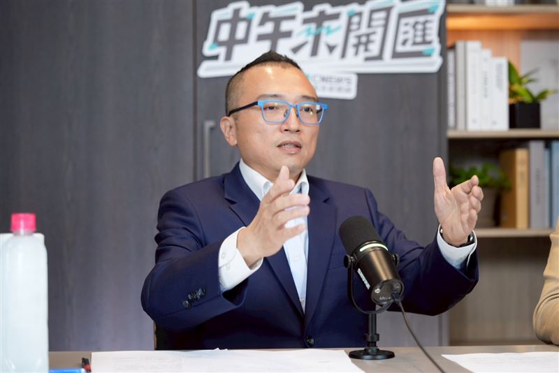 民眾黨秘書長周榆修接受專訪（圖／中午來開匯提供）