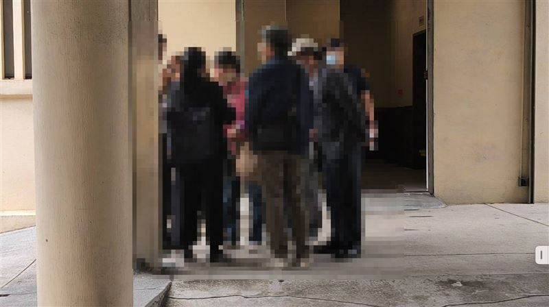 女童的父母及兄長在相驗前頻頻拭淚。（圖／記者莊淇鈞攝影）