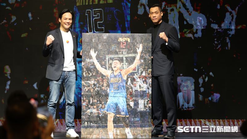 林志傑引退記者會，台灣大哥大總經理林之晨贈送壁畫。（圖／記者劉彥池攝影）