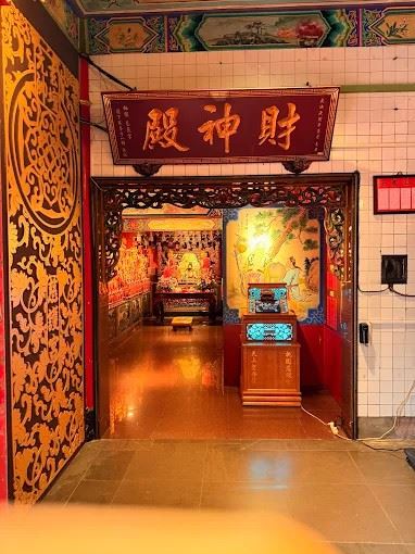 慈護宮是桃園的信仰中心，供奉的是清朝嘉慶年間隨移民遷台的「開基媽祖」。由於歷史悠久、香火極盛，信徒普遍認為廟宇累積的「靈氣」強，求得的發財金自然也帶有較強的加持力。（圖／翻攝自Google maps）