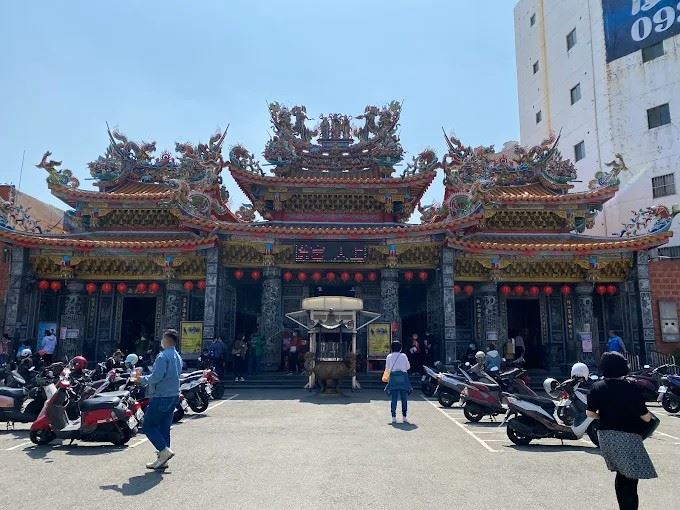 桃園慈護宮春節期間有民眾領發財金，因排隊問題和廟方衝突爆發流血事件。（圖／翻攝自Google maps）