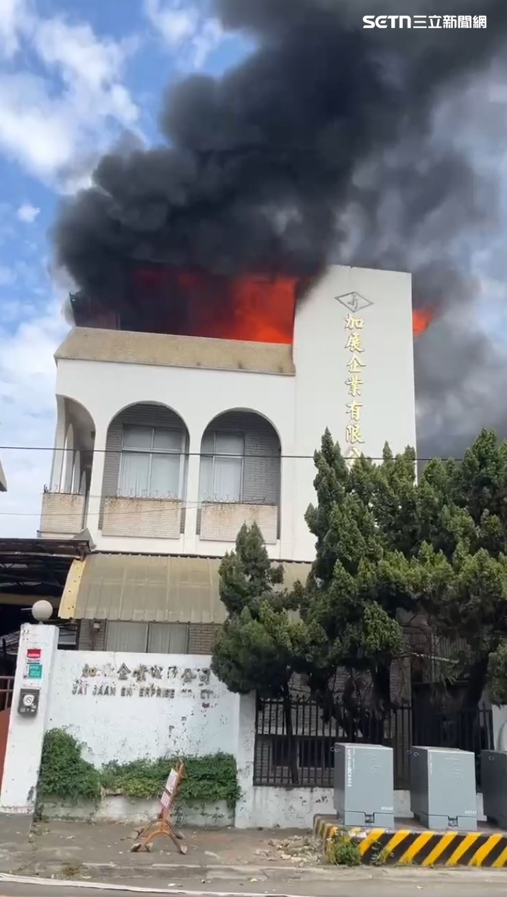 台南市南區新孝路一間已停業刷具製造公司突然發生火警，火勢猛烈，路過民眾紛紛撥打119。（圖／翻攝畫面）
