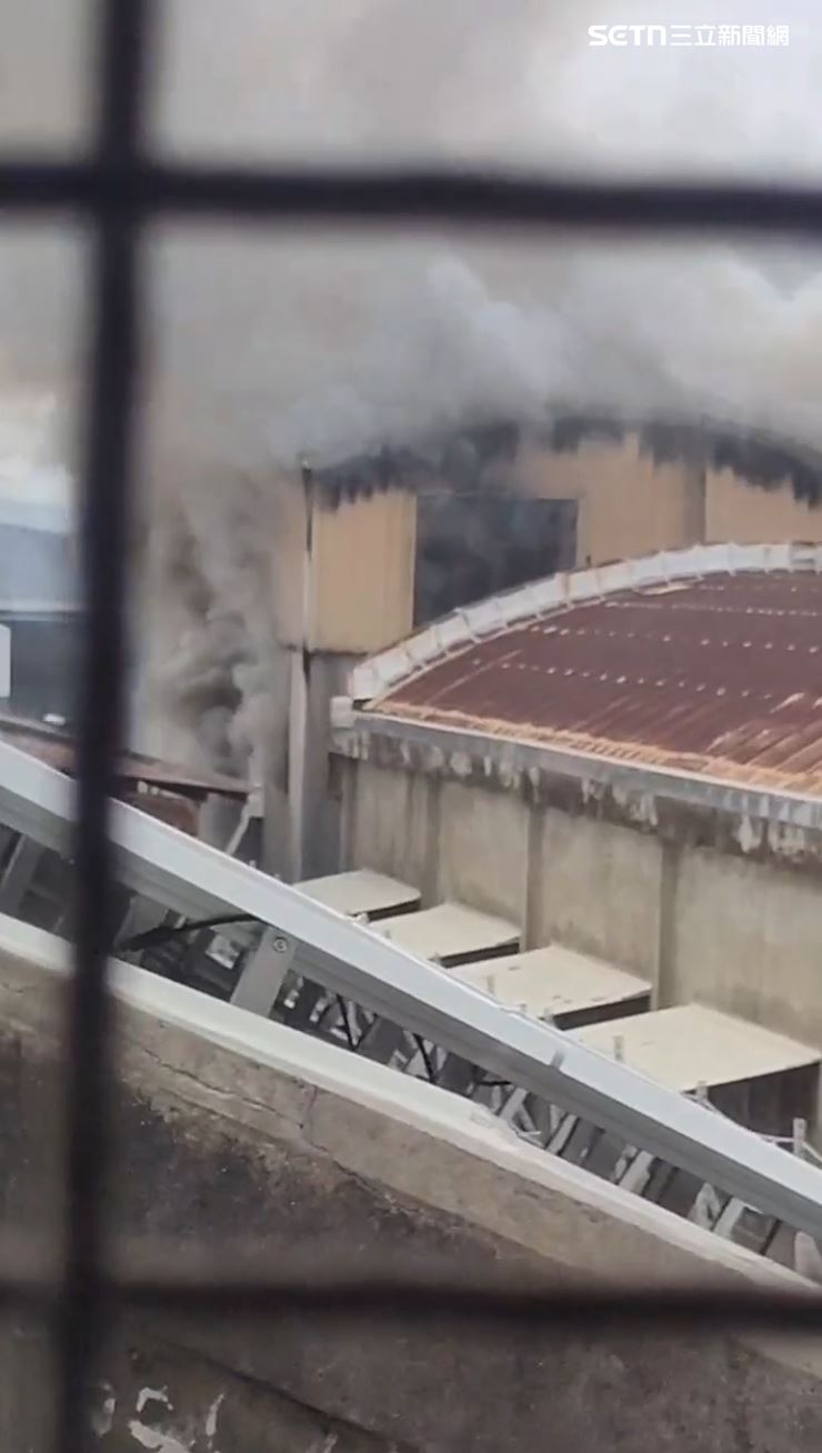 台南市南區新孝路一間已停業刷具製造公司突然發生火警，火勢猛烈，路過民眾紛紛撥打119。（圖／翻攝畫面）