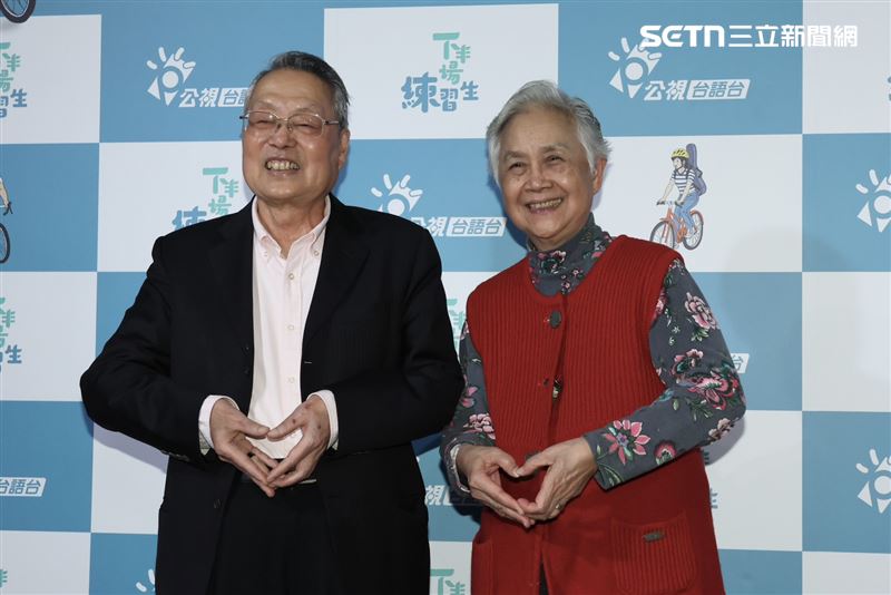 施振榮與妻子葉紫華獻出實境節目初體驗。(圖/記者田俊彥攝影)