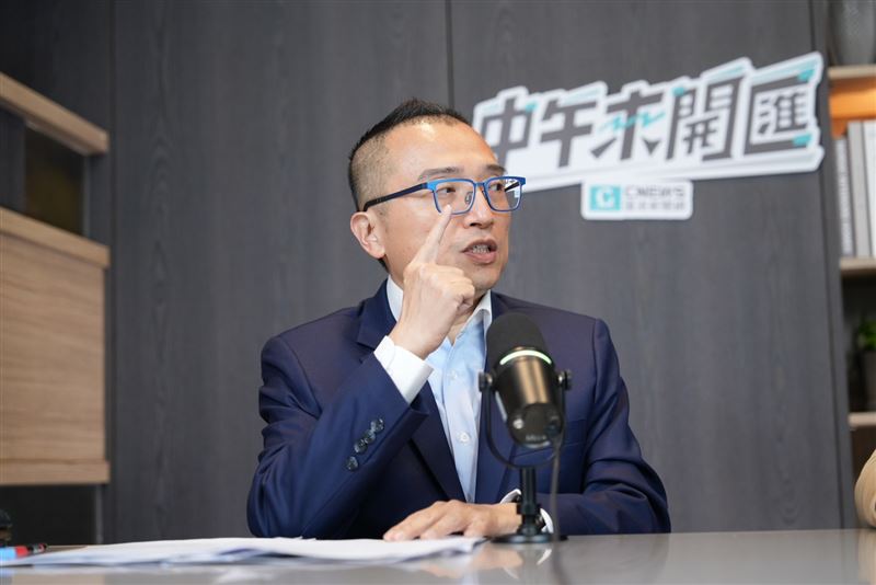 周榆修點名要陸委會副主委梁文傑回答，「你認為陸配是外國人嗎？」（圖／中午來開匯提供）