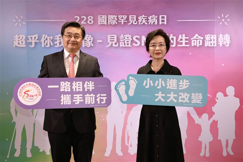 台灣脊髓肌肉萎縮症病友協會理事長鐘育志、中國醫藥大學兒童醫院副院長周宜卿