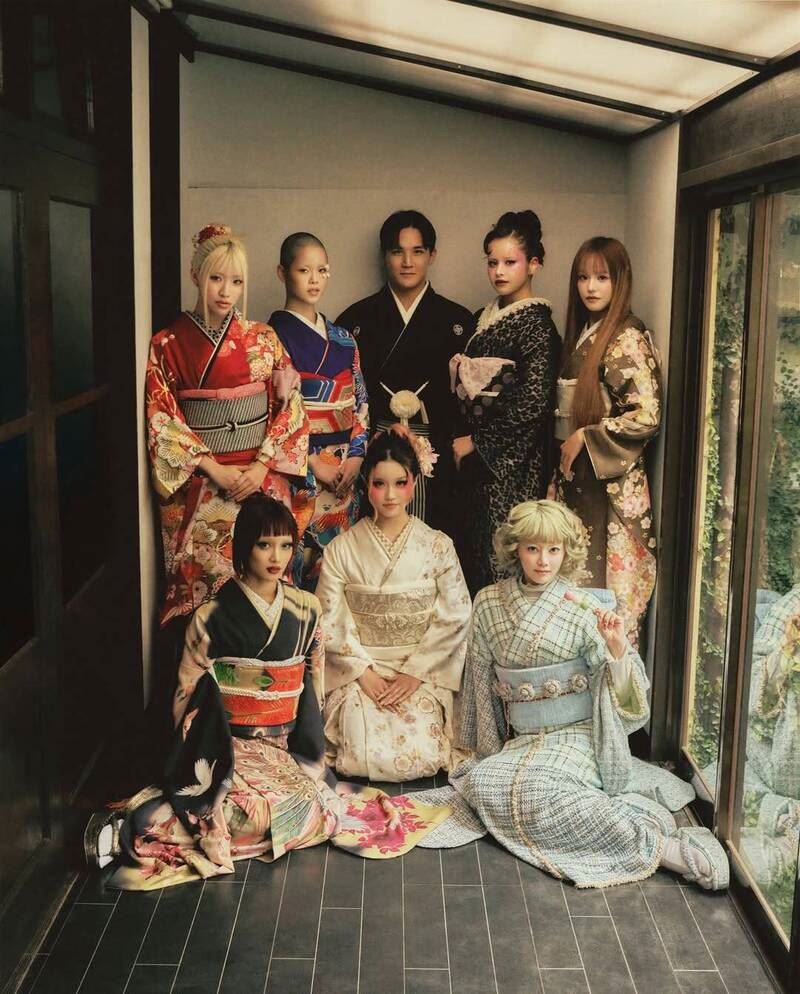 日本怪物女團XG，驚傳製作人SIMON（後排中）在日本飯店持有古柯鹼被捕。（圖／翻攝自IG）