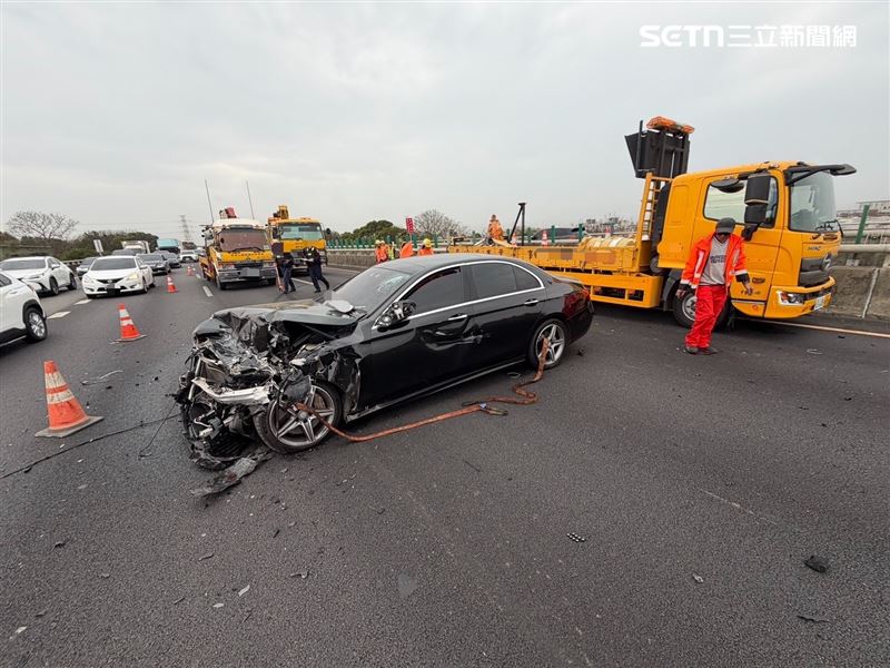 29歲男子駕駛賓士追撞緩撞車，猛烈撞擊導致車頭全毀。（圖／翻攝畫面）
