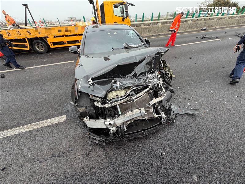 國道3號台中龍井路段發生追撞車禍，賓士追撞緩撞車，釀車流回堵2公里。（圖／翻攝畫面）