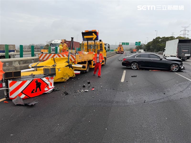 國道3號台中龍井路段發生追撞車禍，賓士追撞緩撞車，釀車流回堵2公里。（圖／翻攝畫面）