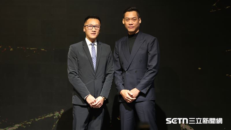 林志傑引退記者會,富邦勇士領隊許晉哲和林志傑合影。(圖/記者劉彥池攝影)