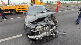 分心沒看路！賓士男撞緩撞車…車毀慘況曝