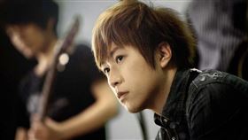 五月天阿信遇到大地震後，緊急發文曝當下狀況。（圖／五月天阿信臉書）