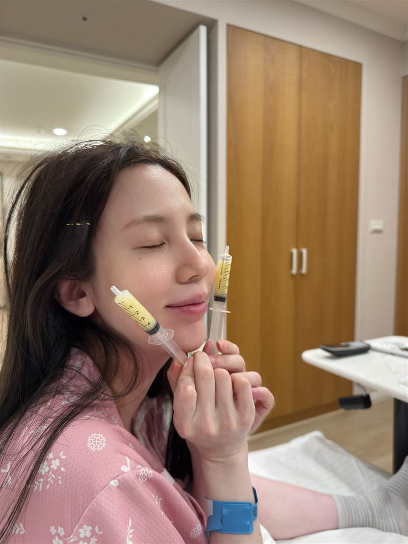 愛雅產後親餵母乳，憂心變石頭奶。（圖／翻攝自愛雅臉書）