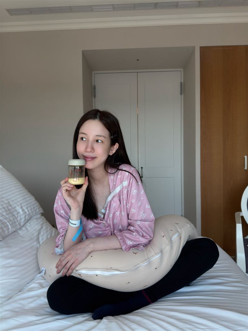 愛雅產後親餵母乳，憂心變石頭奶。（圖／翻攝自愛雅臉書）