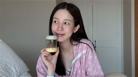 愛雅產後親餵母乳，憂心變石頭奶。（圖／翻攝自愛雅臉書）