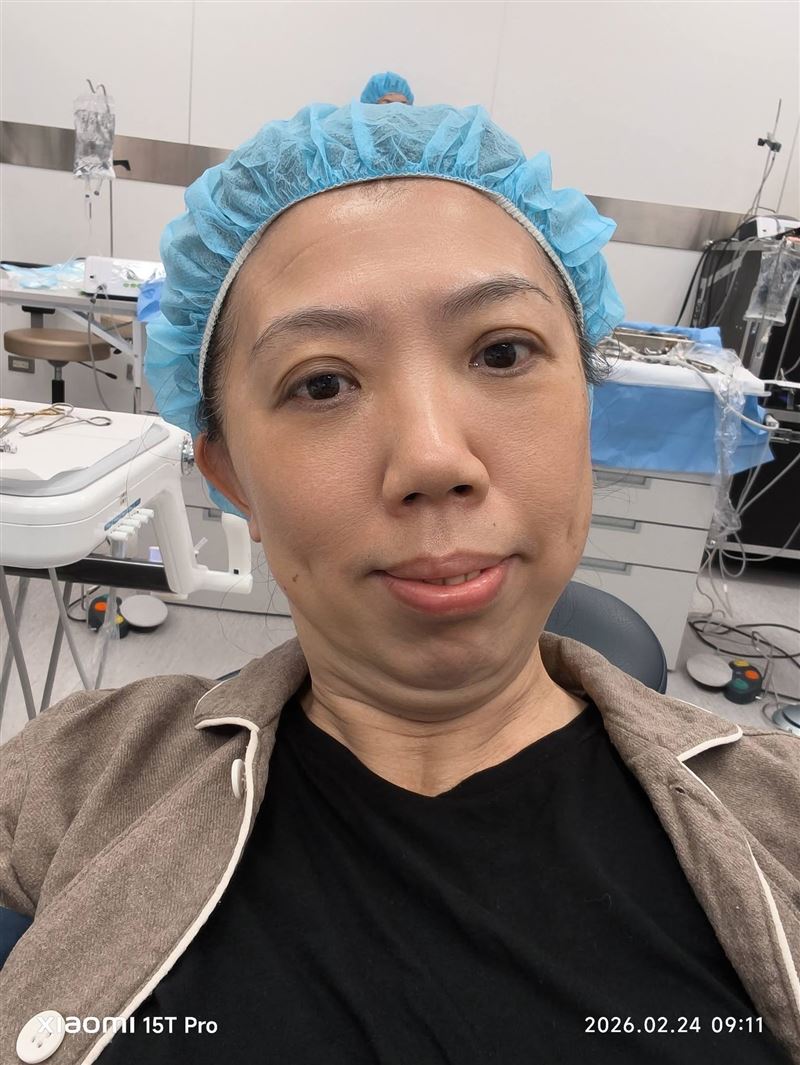 知名料理老師蔡季芳在社群上突PO手術服照，引起大批粉絲關心。（圖／翻攝自臉書）