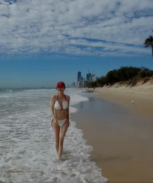 穆熙妍在澳洲的海邊拍比基尼照,面露微笑、依舊維持良好體態。(圖/翻攝自穆熙妍臉書)