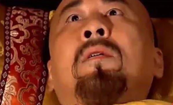 「皇上駕崩」橋段衝出最高同時在線人數7萬2475人,成為今年觀看高峰。(圖/翻攝自微博)