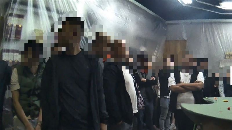 樹林警分局小年夜破職業賭場逮49人,查獲制式手槍及毒品(圖/攝影者XXX, flickr CC License)。(圖/翻攝畫面)