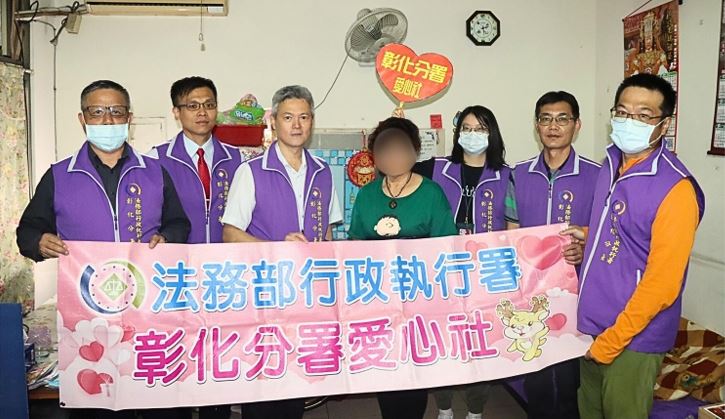 彰化分署長郭景銘帶領同仁上門關懷單親媽媽，盼能協助母子3人度過難關。（圖／法務部行政執行署彰化分署提供）