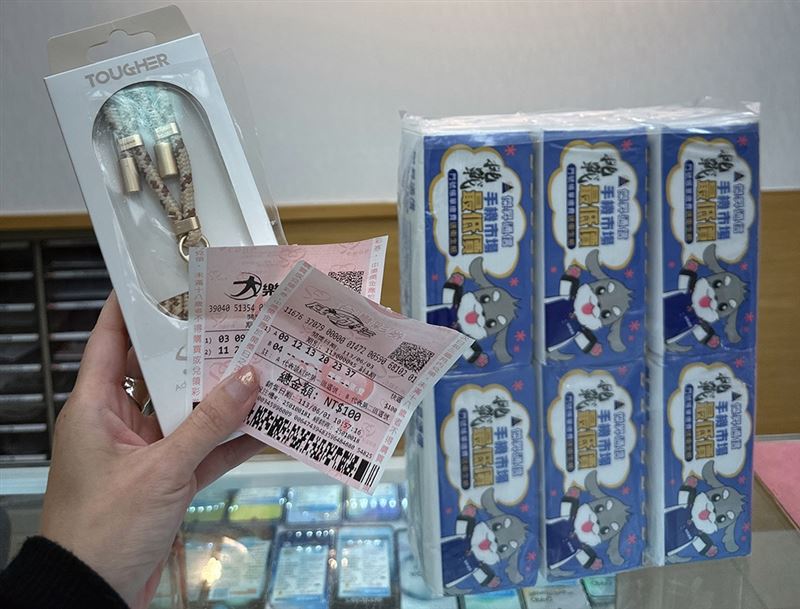 槓龜別丟！持沒中獎刮刮樂到傑昇通信，現賺200元購物金再送一串衛生紙。（圖／品牌業者提供）