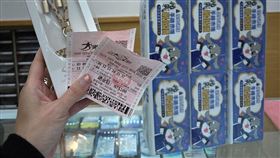 槓龜別丟！持沒中獎刮刮樂到傑昇通信，現賺200元購物金再送一串衛生紙。（圖／品牌業者提供）