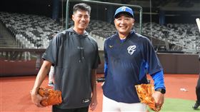 陳偉殷返台與WBC台灣隊會合。（圖／中央社）